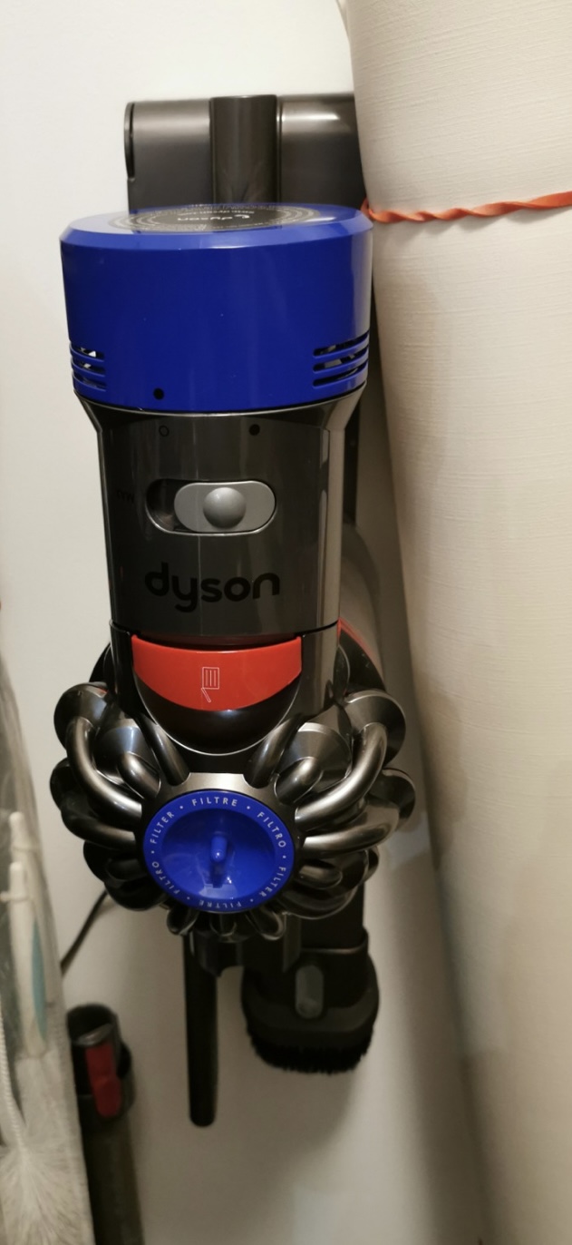 DYSON V8 vacuum cleaner review